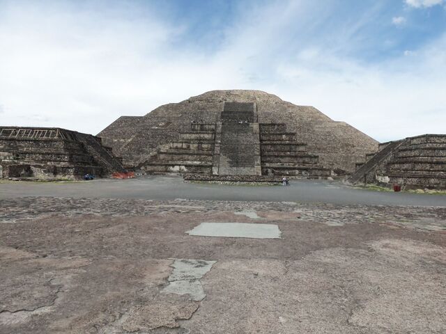 Teotihuacan:  Mondpyramide und Plaza de la Luna