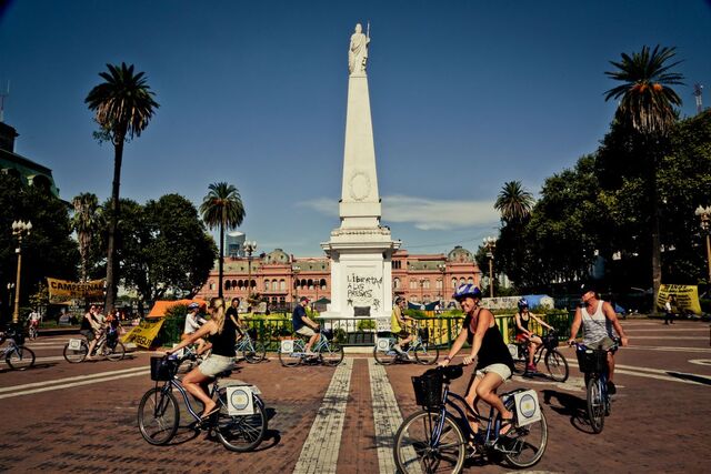 Gruppe beim Fahrradfahren in Buenos Aires
