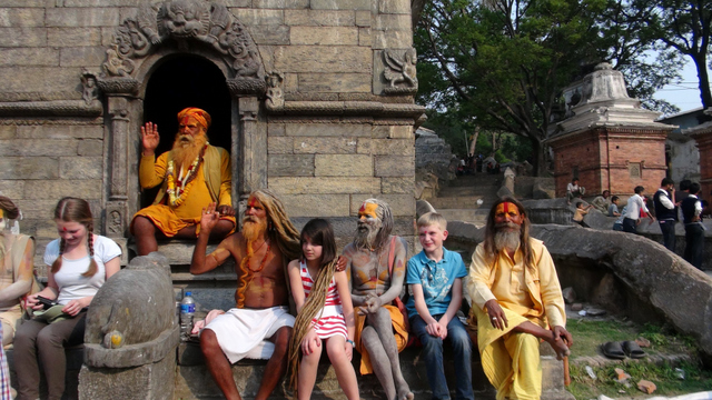 Kinder zwischen Sadhus