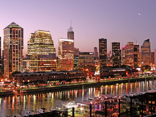 Skyline von Buenos Aires am Abend