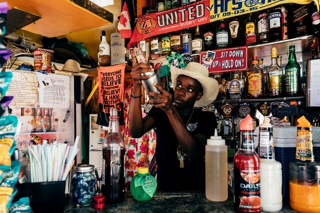 Verkäufer im berühmten Rum-Laden in Barbados (© VisitBarbados.org)