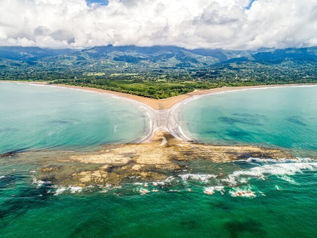 Luftaufnahme des Nationalparks Marino Ballena in Punta Uvita.