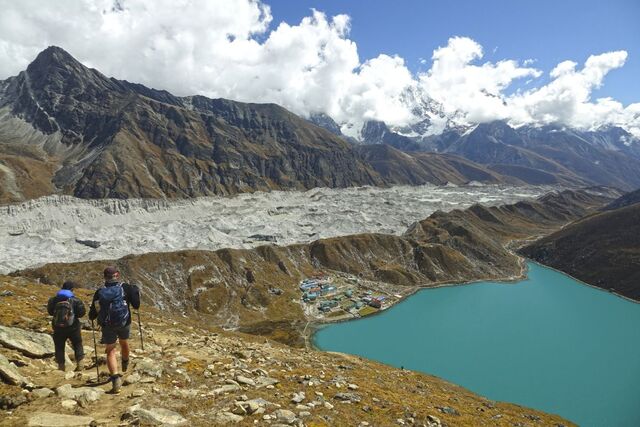 Abstieg vom Gokyo Ri (5360 m) mit Blick auf Gokyo