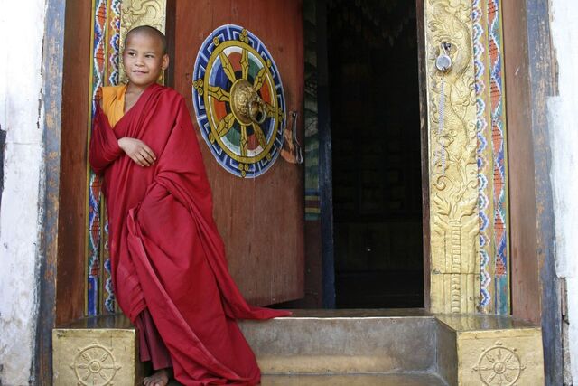 Mönch am Chime-Lhakhang-Tempel